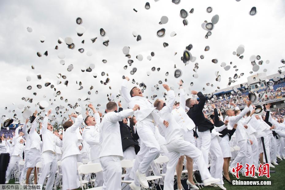 美海军学院毕业典礼 “小鲜肉”集体抛帽场面壮观
