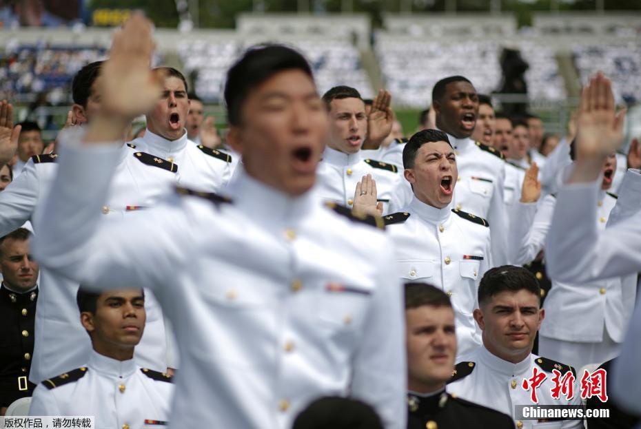 美海军学院毕业典礼 “小鲜肉”集体抛帽场面壮观