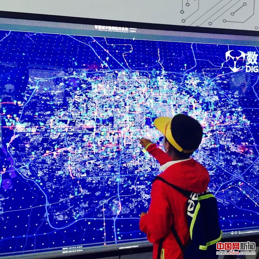 2016年，北京科博会机器人展区用寓教于乐的方式让孩子们自由体验科技带来的乐趣，许多小朋友还是组团过来感受科技的魅力，果然是科学家从娃娃抓起。  摄影 吴倩