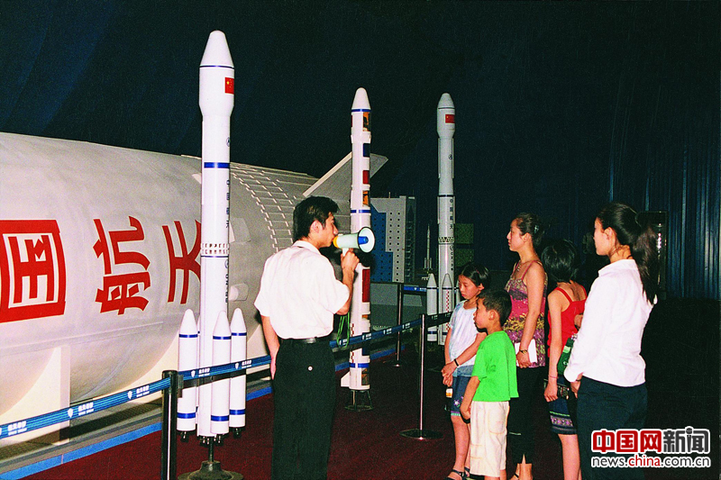  17年前（2001年）我陪妻子和孩子参观了科博会，最让我记忆深刻的是照片中的宇宙飞船。航天事业的发展让我们所有中国人都感到自豪，如今中国的航天事业到达了世界领先水平。当年能在科技博览会上接触到，我感到十分的幸运与荣幸。感谢科博会带给我们接触高科技的机会，让我们感到了祖国的未来越变越好。  （照片提供 王女士）