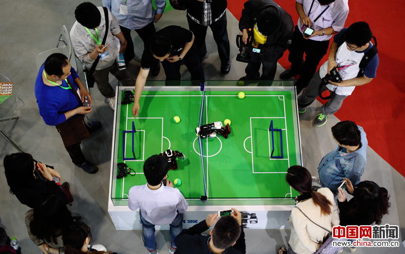  2014年5月14日，北京國際展覽中心，現場展示的踢球機器人。當日，第十七屆北京科博會在京開展，多款智慧機器人亮相。 攝影 陳維松