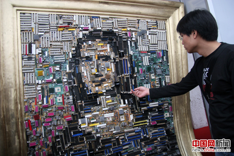2006年，參觀者在北京科博會上觀看名為《科技的微笑》的作品。 攝影 陳曉根
