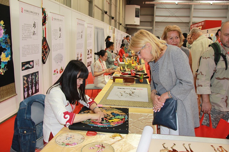 图为波兰观众仔细观看刺绣展示。 人民网记者 李增伟 摄