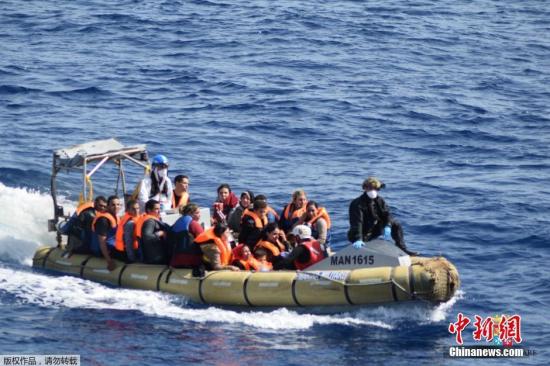 當地時間5月25日，利比亞近海海域，一艘滿載難民的船隻即將傾覆，船上的難民紛紛跳海逃生。義大利海軍方面透露，至少7名難民因超載偷渡船側翻溺斃。海軍稱，目前已經有至少有500名難民獲救，隨著救援行動的進行，死亡人數可能會進一步上升。