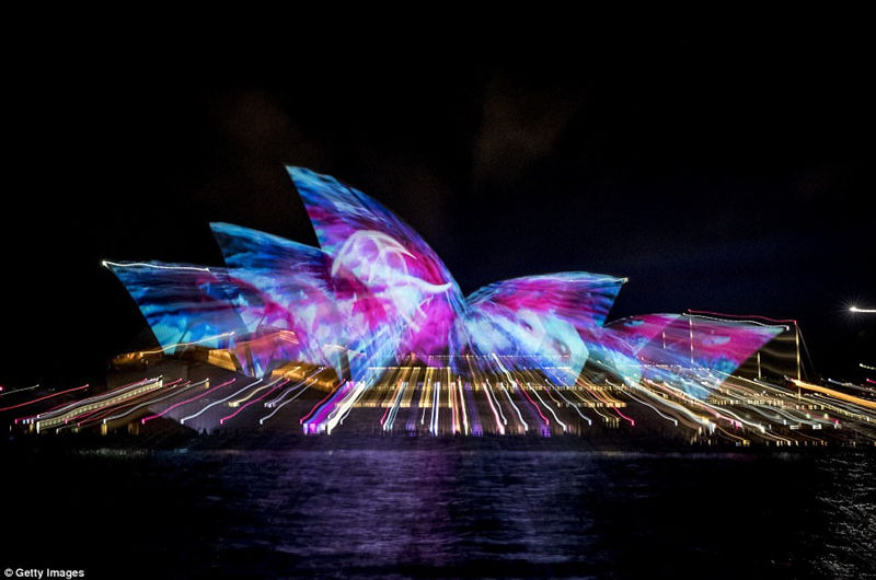 5月26日晚上，悉尼歌剧院外部亮起了耀眼的灯光，标志着2017年悉尼灯光艺术节开幕。