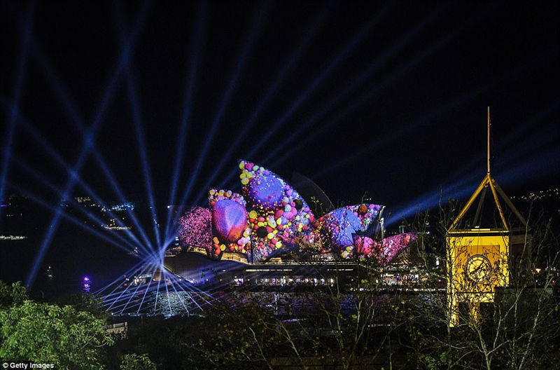 悉尼灯光艺术节是悉尼一年一度的盛会，每年都有大量灯光雕塑和灯光装置点亮整座城市。