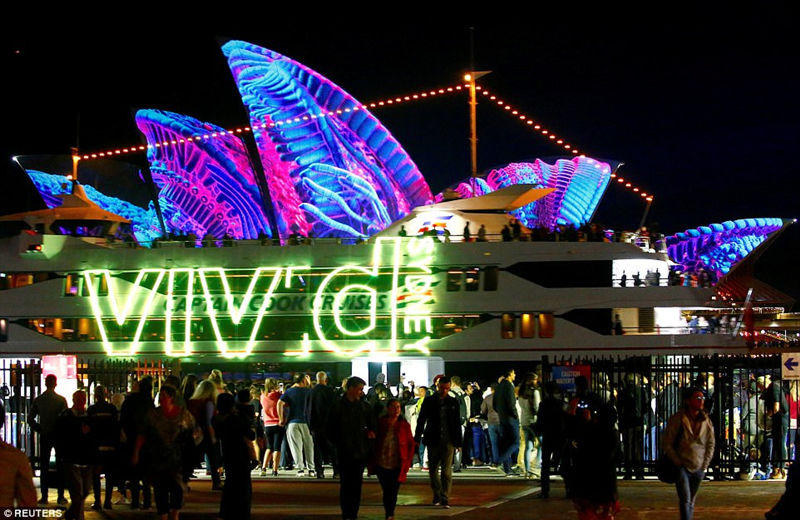 在城市各个观赏点，都能看到灯光音乐节的标志“Vivid”。