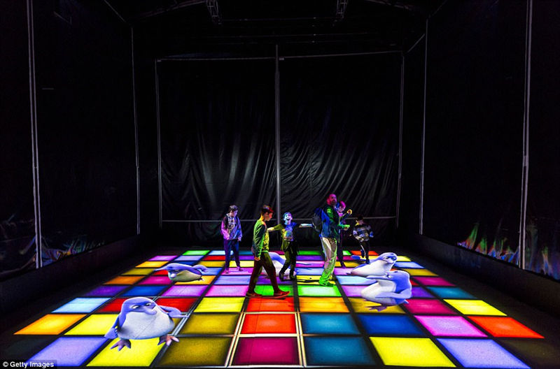 灯光地板可以感应，参观者踩着方块进行变色。