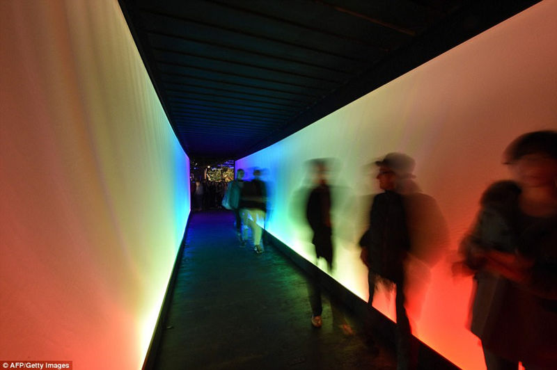 艺术节不仅有映射在建筑物的灯光展示，人们还能通过这样的彩虹通道，感受多彩灯光。