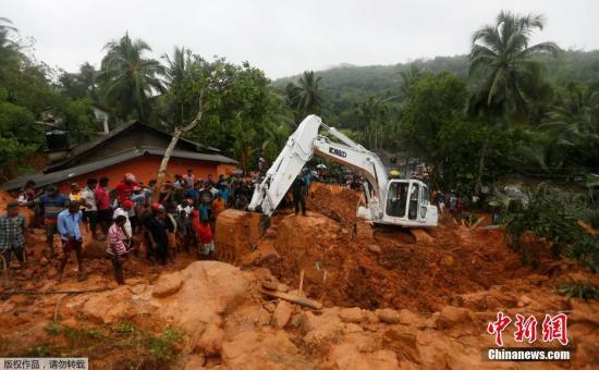 斯里兰卡灾难管理中心5月26日发布声明说，斯中部及南部地区暴雨引发的洪水和山体滑坡已造成91人死亡，另有100人失踪，约52万人受灾。