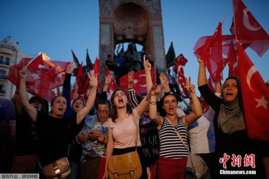 當地時間7月16日，土耳其政府宣佈挫敗由部分軍方人士發動的軍事政變，2800多名軍人因涉嫌參與政變遭逮捕。圖為當地民眾集會譴責軍事政變。