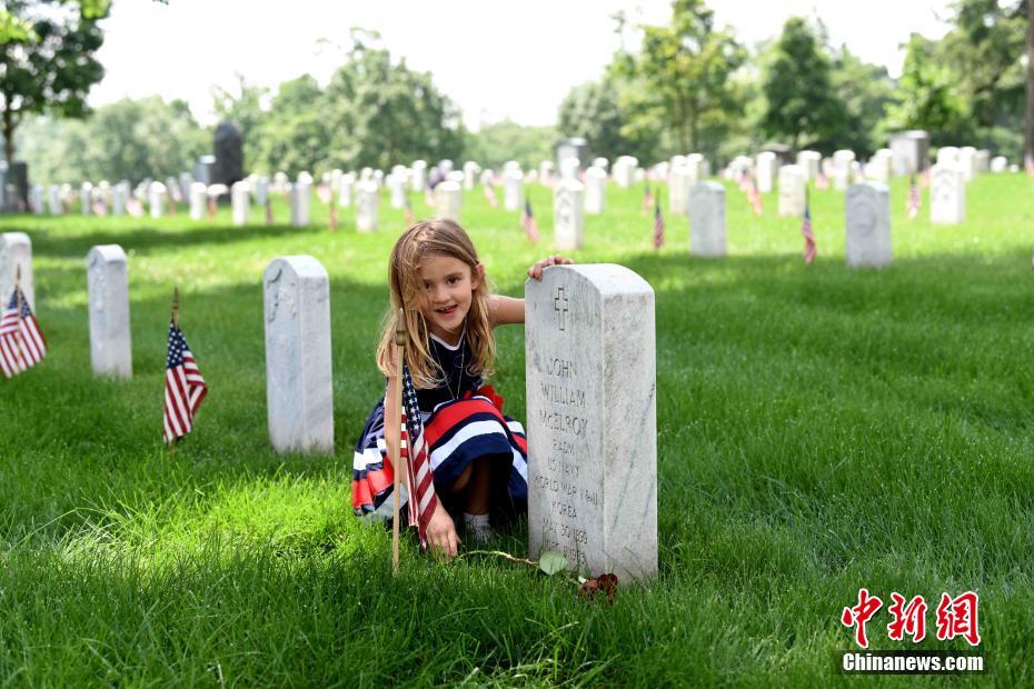 美民众前往阿灵顿国家公墓缅怀阵亡将士