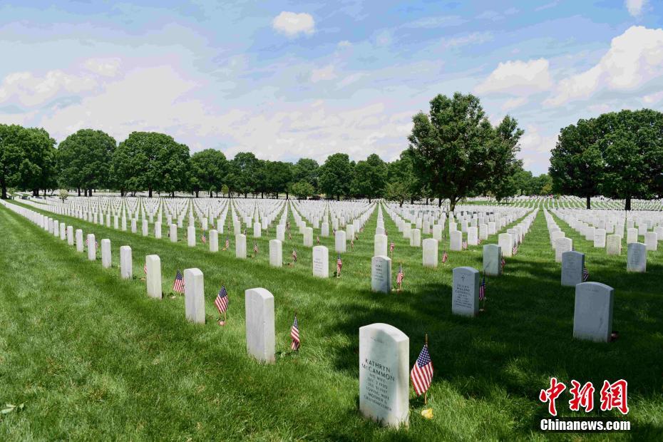 美民众前往阿灵顿国家公墓缅怀阵亡将士