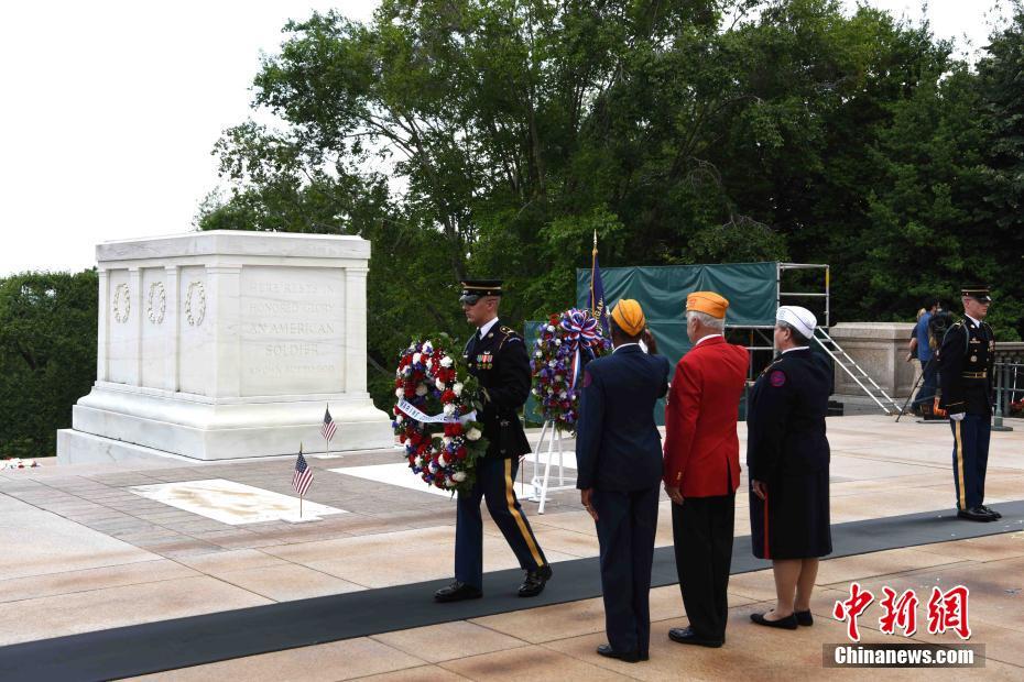 美民众前往阿灵顿国家公墓缅怀阵亡将士