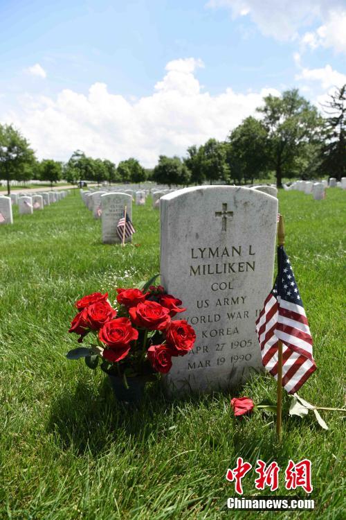 美民众前往阿灵顿国家公墓缅怀阵亡将士