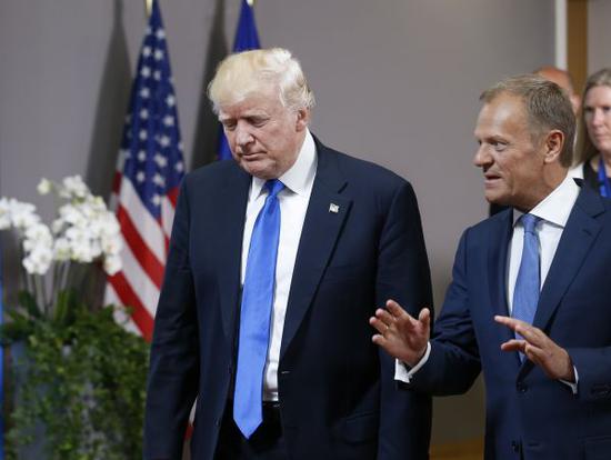 5月25日，在比利时首都布鲁塞尔欧盟总部，到访的美国总统特朗普（左）与欧洲理事会主席图斯克交谈。