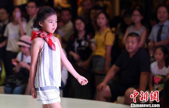 南京萌娃萌翻T台秀时装