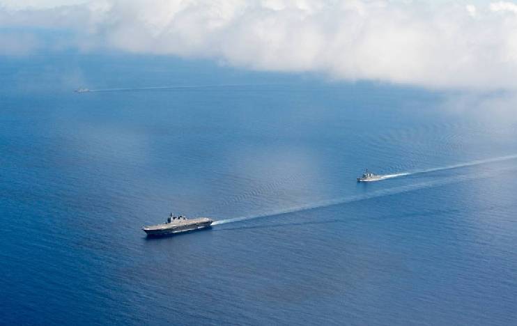出雲號和美驅逐艦在南海聯合演練畫面
