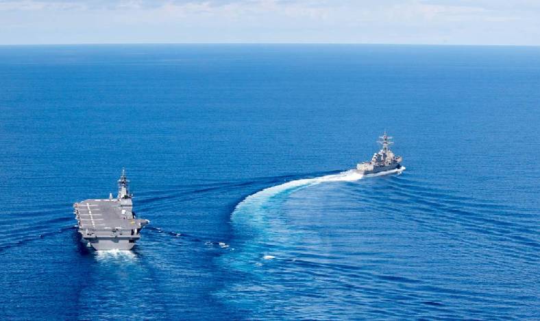 出雲號和美驅逐艦在南海聯合演練畫面