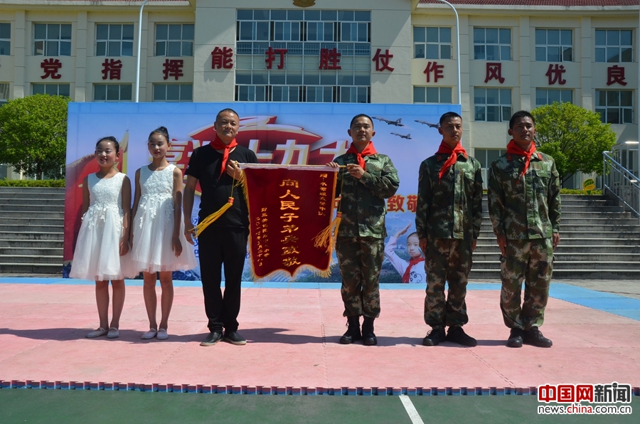 武警官与“小军迷”共度“六一” 