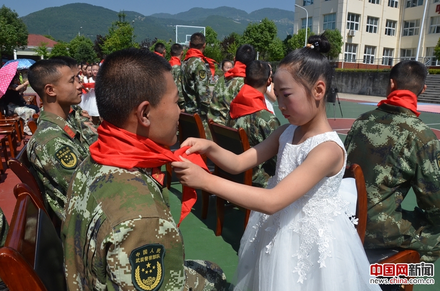 武警官与“小军迷”共度“六一” 