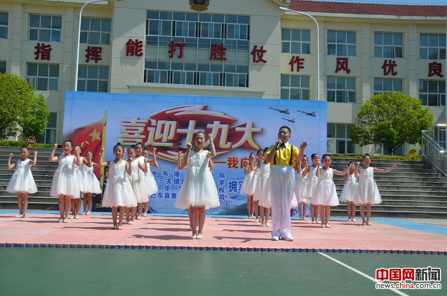 武警官与“小军迷”共度“六一” 