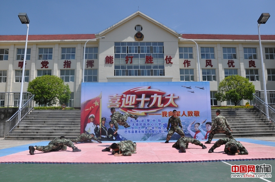 武警官与“小军迷”共度“六一” 