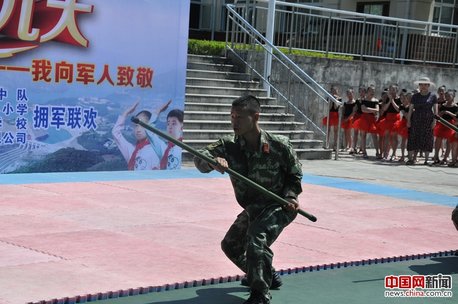 武警官与“小军迷”共度“六一” 