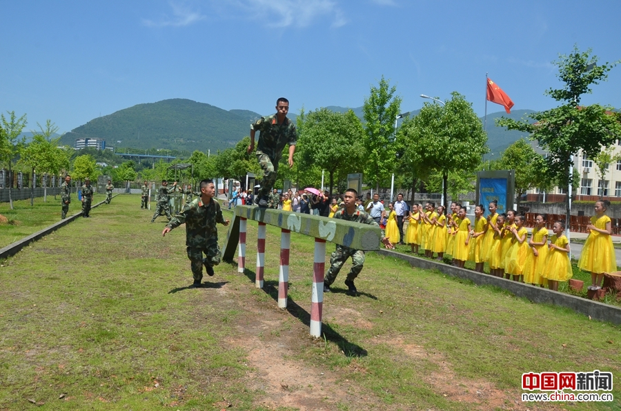 武警官与“小军迷”共度“六一” 