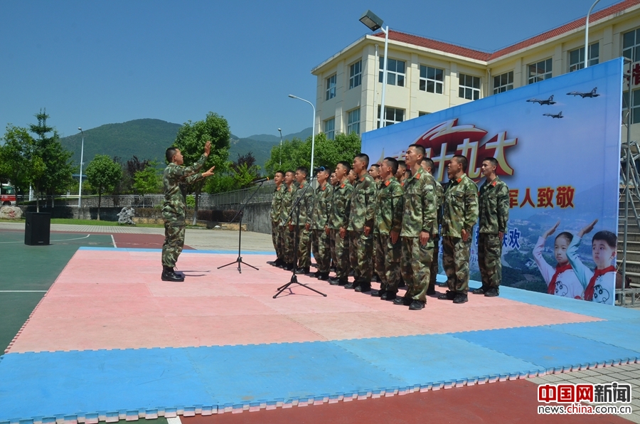 武警官与“小军迷”共度“六一” 