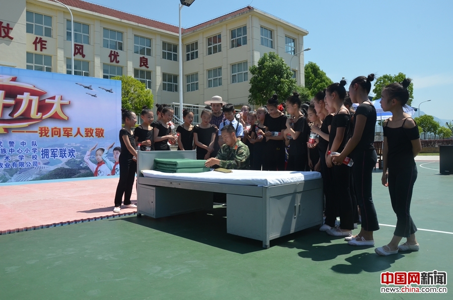 武警官与“小军迷”共度“六一” 