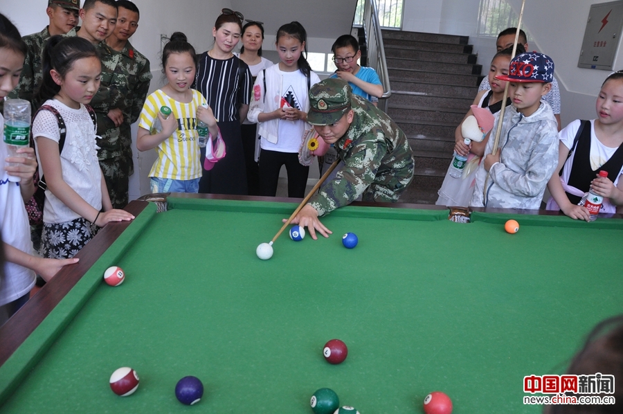 武警官与“小军迷”共度“六一” 