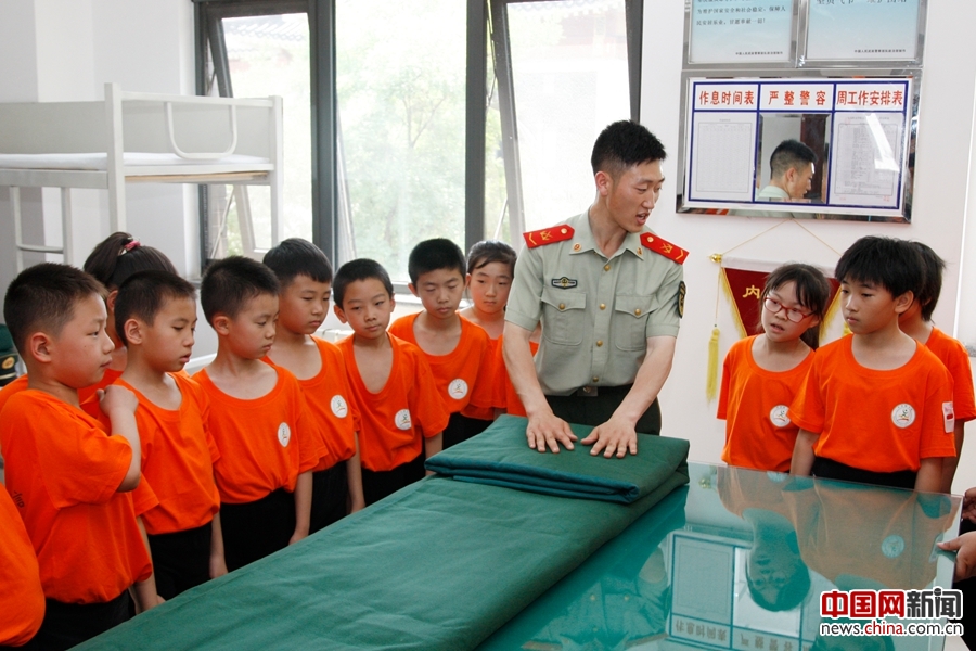 六一前夕百名儿童体验警营一日生活