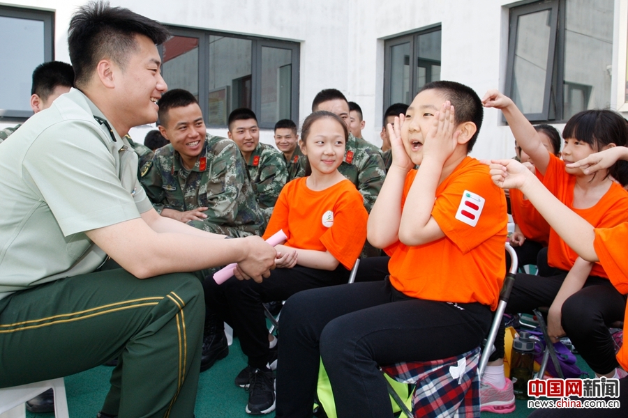 六一前夕百名儿童体验警营一日生活