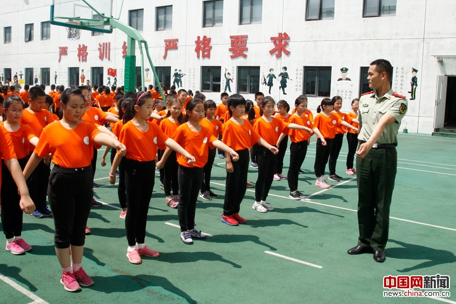 六一前夕百名儿童体验警营一日生活