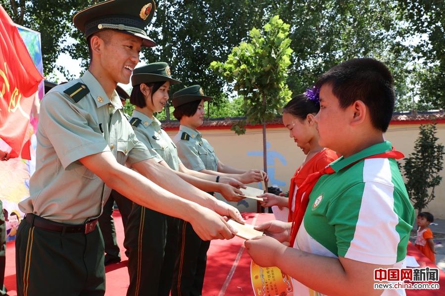 当红领巾碰上橄榄绿 警民“六一”共建笑开颜