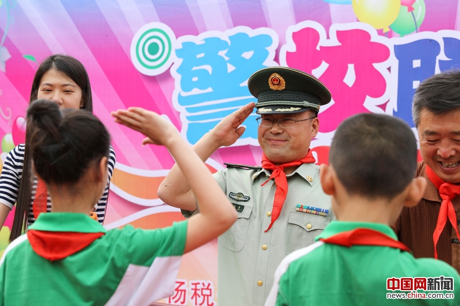 当红领巾碰上橄榄绿 警民“六一”共建笑开颜
