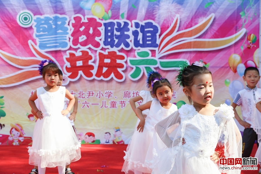 当红领巾碰上橄榄绿 警民“六一”共建笑开颜