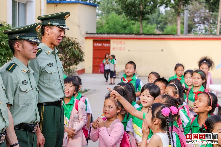 当红领巾碰上橄榄绿 警民“六一”共建笑开颜