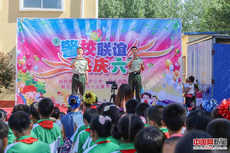 当红领巾碰上橄榄绿 警民“六一”共建笑开颜