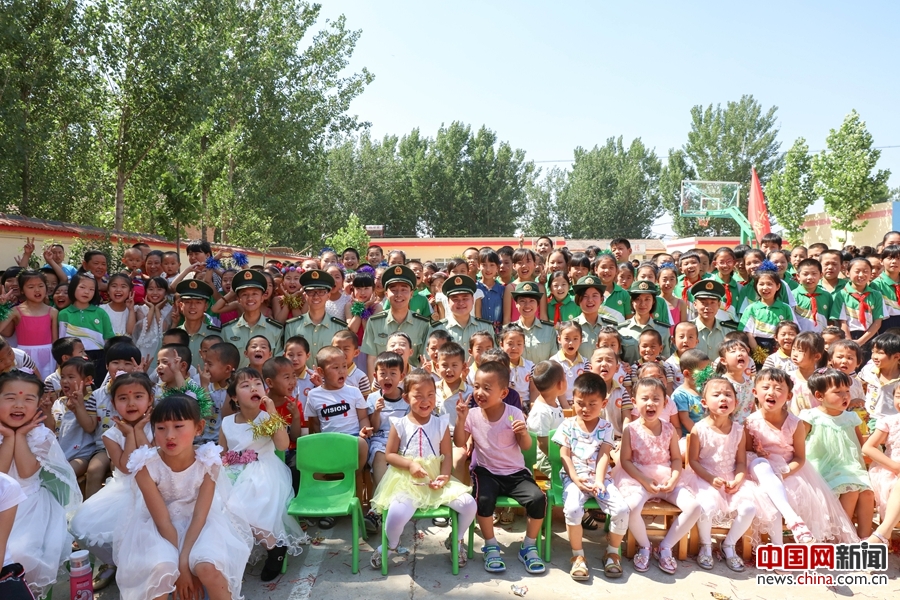 当红领巾碰上橄榄绿 警民“六一”共建笑开颜