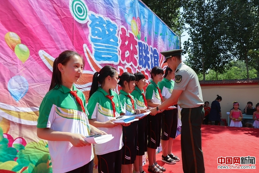 当红领巾碰上橄榄绿 警民“六一”共建笑开颜