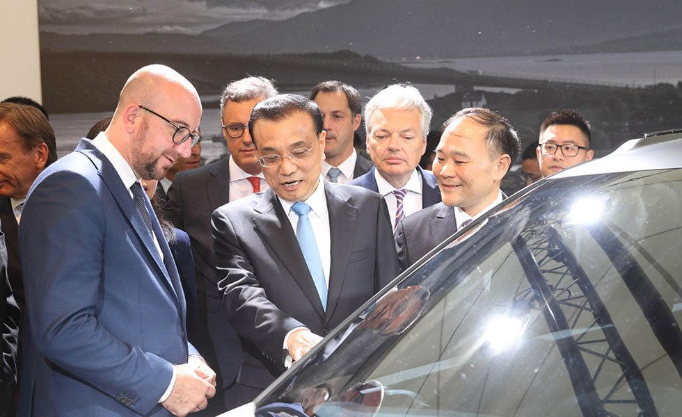 李克強與比利時首相共同參觀吉利沃爾沃汽車創新成果展