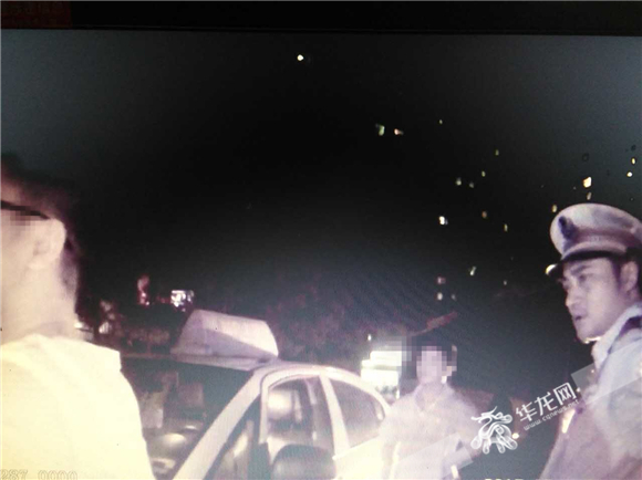 饮酒男子车上一通乱吐 反嫌司机开太快要赔偿