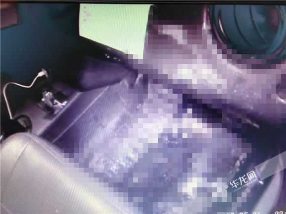 饮酒男子车上一通乱吐 反嫌司机开太快要赔偿