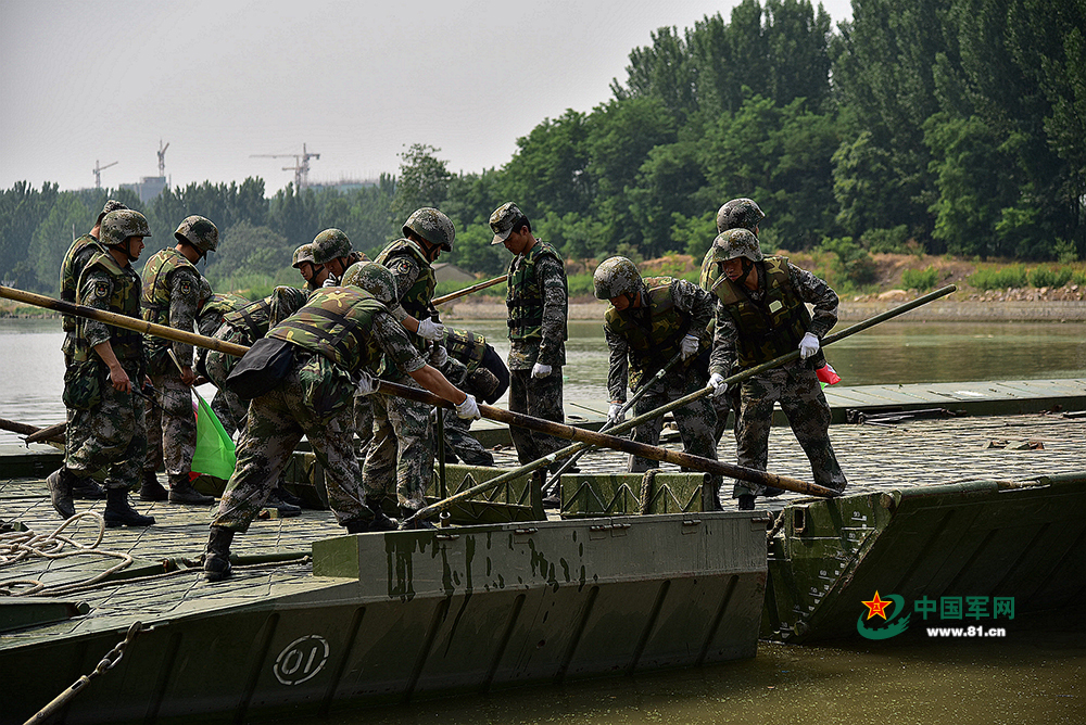 舟桥兵是如何在京杭大运河上架设浮桥的