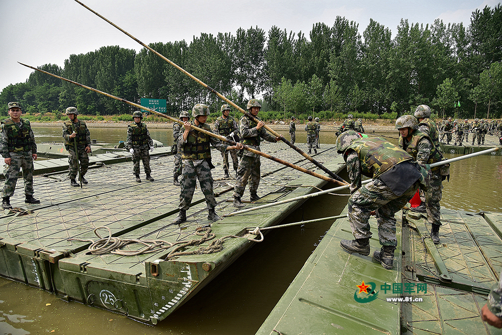 舟桥兵是如何在京杭大运河上架设浮桥的