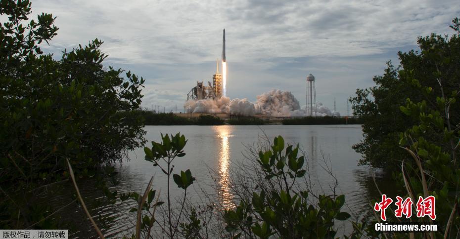 美国佛罗里达州卡纳维拉尔角，SpaceX公司猎鹰九号运载火箭搭载“龙”飞船从肯尼迪航天中心发射升空。