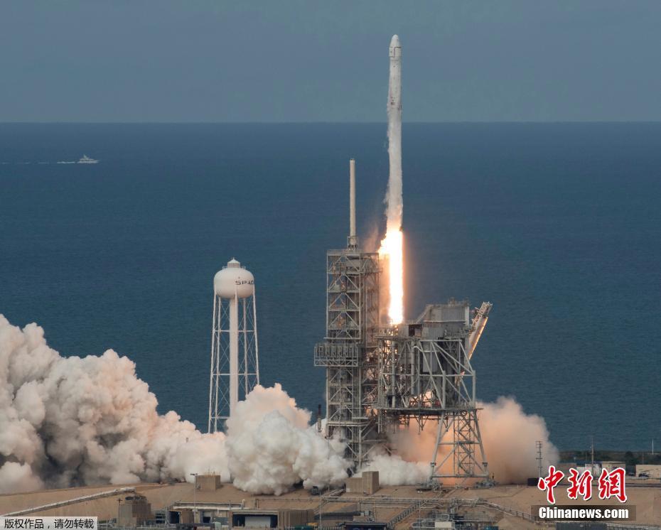 美国佛罗里达州卡纳维拉尔角，SpaceX公司猎鹰九号运载火箭搭载“龙”飞船从肯尼迪航天中心发射升空。