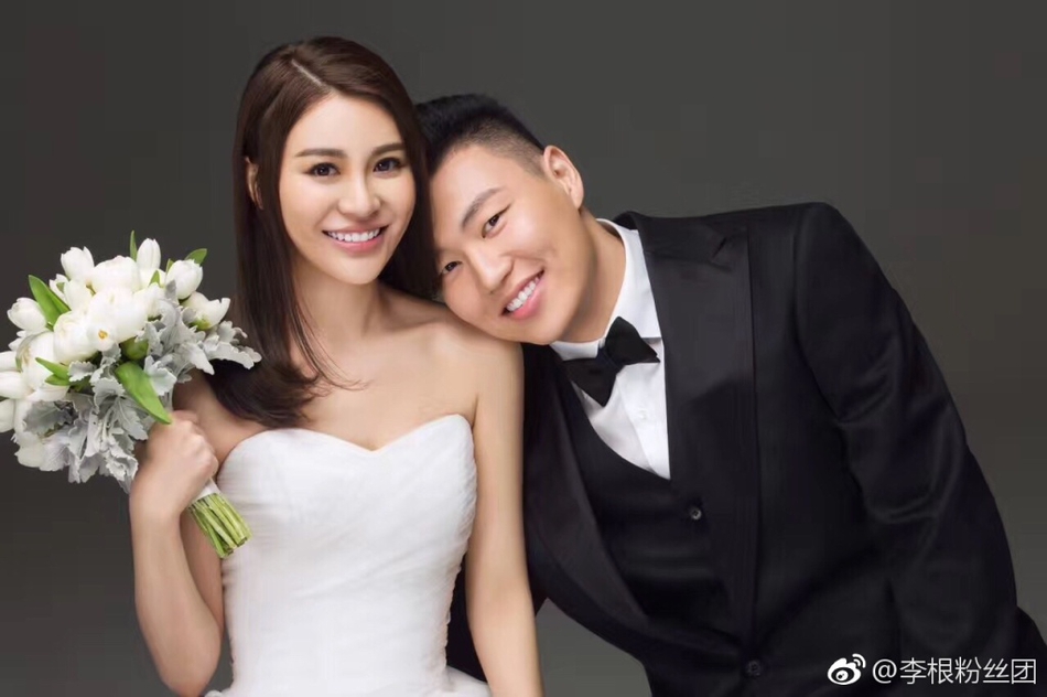 李根和妻子穿国家队球衣拍婚纱照